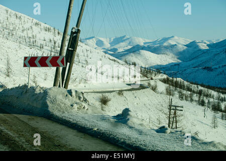 Route de montagne sinueuse danger snow Banque D'Images