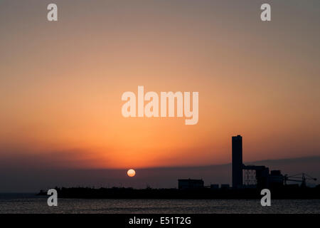 Vue générale du coucher du soleil à partir de l'île de Lamma à Hong Kong Banque D'Images