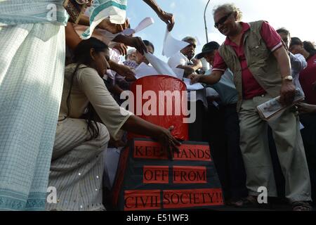 Colombo, Sri Lanka. 17 juillet, 2014. Personnes participent à une manifestation à Colombo, Sri Lanka, le 17 juillet 2014. Des dizaines de membres appartenant à des organisations non gouvernementales (ONG) ont manifesté dans la capitale du Sri Lanka le jeudi, exigeant la fin du gouvernement de sa répression des militants, un fonctionnaire a déclaré vendredi. La protestation est intervenue après que le Sri Lanka est puissant ministère de la défense dirigé par le président Mahinda Rajapaksa, frère du secrétaire du ministère de la Défense Gotabaya Rajapaksa, le 7 juillet a publié une directive interdisant les conférences de presse et déclarations des ONG opérant dans le pays. © Rajith/Xinhua/Alamy Live News Banque D'Images