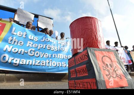 Colombo, Sri Lanka. 17 juillet, 2014. Personnes participent à une manifestation à Colombo, Sri Lanka, le 17 juillet 2014. Des dizaines de membres appartenant à des organisations non gouvernementales (ONG) ont manifesté dans la capitale du Sri Lanka le jeudi, exigeant la fin du gouvernement de sa répression des militants, un fonctionnaire a déclaré vendredi. La protestation est intervenue après que le Sri Lanka est puissant ministère de la défense dirigé par le président Mahinda Rajapaksa, frère du secrétaire du ministère de la Défense Gotabaya Rajapaksa, le 7 juillet a publié une directive interdisant les conférences de presse et déclarations des ONG opérant dans le pays. © Rajith/Xinhua/Alamy Live News Banque D'Images