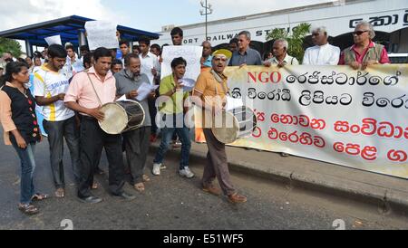 Colombo, Sri Lanka. 17 juillet, 2014. Personnes participent à une manifestation à Colombo, Sri Lanka, le 17 juillet 2014. Des dizaines de membres appartenant à des organisations non gouvernementales (ONG) ont manifesté dans la capitale du Sri Lanka le jeudi, exigeant la fin du gouvernement de sa répression des militants, un fonctionnaire a déclaré vendredi. La protestation est intervenue après que le Sri Lanka est puissant ministère de la défense dirigé par le président Mahinda Rajapaksa, frère du secrétaire du ministère de la Défense Gotabaya Rajapaksa, le 7 juillet a publié une directive interdisant les conférences de presse et déclarations des ONG opérant dans le pays. © Rajith/Xinhua/Alamy Live News Banque D'Images