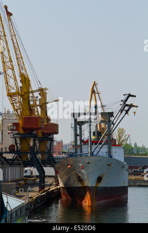 Navire et séchoir à grains à port Odessa Banque D'Images