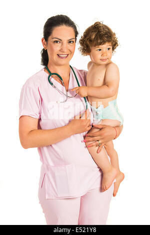 Cheerful woman holding médecin pédiatre bébé garçon isolé sur fond blanc Banque D'Images