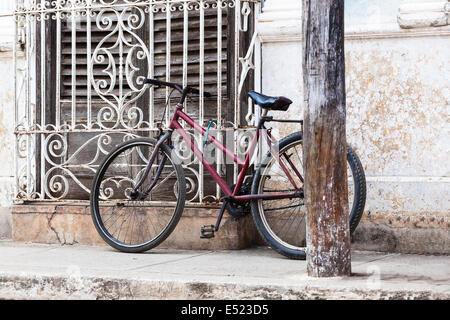 vieux vélo rouge Banque D'Images