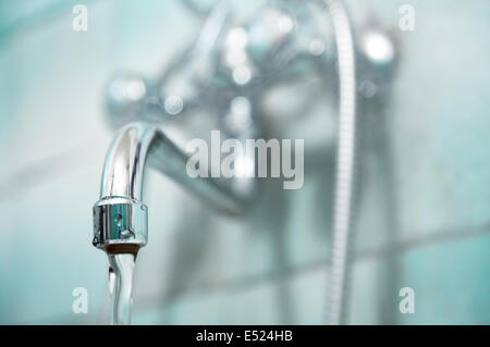 Robinet d'eau dans une salle de bains Banque D'Images