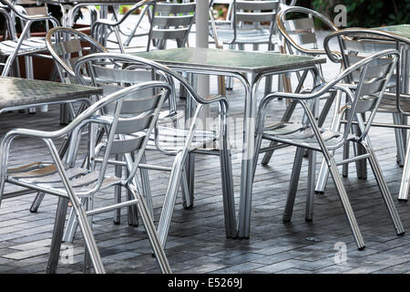 Tables et chaises en métal Banque D'Images