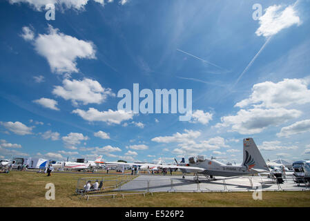 L'Aérodrome de Farnborough, Hampshire, Royaume-Uni. 17 juillet 2014. L'exposition internationale de l'aérospatiale est le plus grand événement dans le calendrier de la défense à l'aérospatiale, qui a lieu tous les deux ans. Fournir des occasions d'affaires pour l'industrie aéronautique mondiale, elle s'ouvre également au public les 19 et 20 juillet, qui célèbre cette année 100 ans d'histoire de l'Aviation. Aéronefs participants atteignent un nouveau sommet pour Farnborough International Airshow cette année, parrainé par Airbus Group. Jour 4 de la foire commerciale dans une vague de l'été. Credit : Malcolm Park editorial/Alamy Live News. Banque D'Images