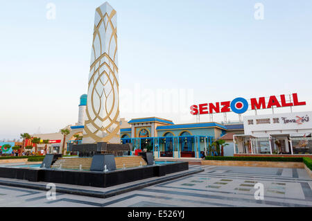 Senzo Mall est un immense centre commercial. Ce centre commercial a été ouvert en 2009 au coeur d'Hurghada, à une courte distance de l'aéroport, Hurghada, Egypte, 2 juillet 2014. (Photo/CTK Michal Okla) Banque D'Images