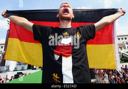 Fête de bienvenue de la German Nationalteam, le nouveau Champion du Monde de football, à la porte de Brandebourg à Berlin, par Mertesacker. Banque D'Images