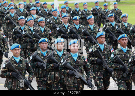 (140718) -- La ville de Quezon, Le 18 juillet 2014 (Xinhua) -- des soldats de la paix des Nations Unies défilé pendant les rites d'AFP Changement de commande à l'intérieur camp Aguinaldo à Quezon City, aux Philippines le 18 juillet 2014. Le président philippin Benigno Aquino III a nommé Lieutenant général Gregorio Pio Catapang, Jr. en tant que nouveau chef d'état-major des Forces armées des Philippines (AFP) l'AFP , a déclaré mercredi. Catapang a officiellement pris ses fonctions en tant que 45e Chef du personnel de l'AFP vendredi. (Xinhua/Rouelle Umali) (lyi) Banque D'Images