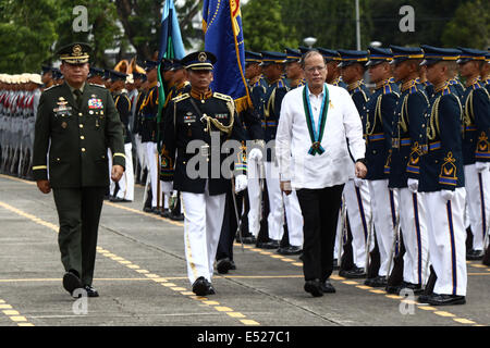 (140718) -- La ville de Quezon, Le 18 juillet 2014 (Xinhua) -- Le président philippin Benigno Aquino III (3L, à l'avant) Commentaires de gardes d'honneur des Forces armées des Philippines (AFP) pendant les rites d'AFP Changement de commande à l'intérieur camp Aguinaldo à Quezon City, aux Philippines le 18 juillet 2014. Le président philippin Benigno Aquino III a nommé Lieutenant général Gregorio Pio Catapang, Jr. en tant que nouveau chef d'état-major des Forces armées des Philippines (AFP) l'AFP , a déclaré mercredi. Catapang a officiellement pris ses fonctions en tant que 45e Chef du personnel de l'AFP vendredi. (Xinhua/Rouelle Umali) (lyi) Banque D'Images