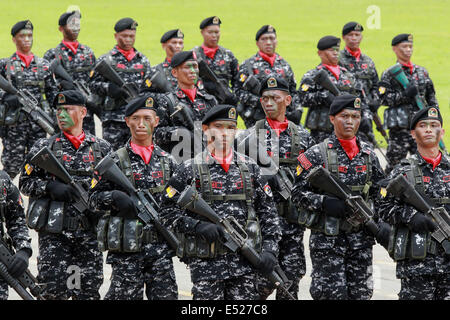 (140718) -- La ville de Quezon, Le 18 juillet 2014 (Xinhua) -- Des soldats des Forces armées des Philippines (AFP) défilé pendant les rites d'AFP Changement de commande à l'intérieur camp Aguinaldo à Quezon City, aux Philippines le 18 juillet 2014. Le président philippin Benigno Aquino III a nommé Lieutenant général Gregorio Pio Catapang, Jr. en tant que nouveau chef d'état-major des Forces armées des Philippines (AFP) l'AFP , a déclaré mercredi. Catapang a officiellement pris ses fonctions en tant que 45e Chef du personnel de l'AFP vendredi. (Xinhua/Rouelle Umali) (lyi) Banque D'Images