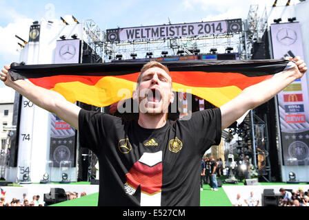 Fête de bienvenue de la German Nationalteam, le nouveau Champion du Monde de football, à la porte de Brandebourg à Berlin, par Mertesacker. Banque D'Images