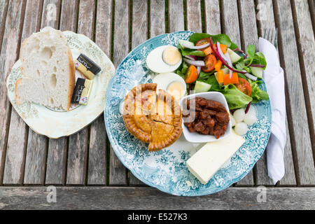 Un savoureux déjeuner 'Plowman's' de Pork pie oeuf Fromage cornichon salade et du pain et le beurre dans un café de pays dans le Yorkshire du Nord Banque D'Images