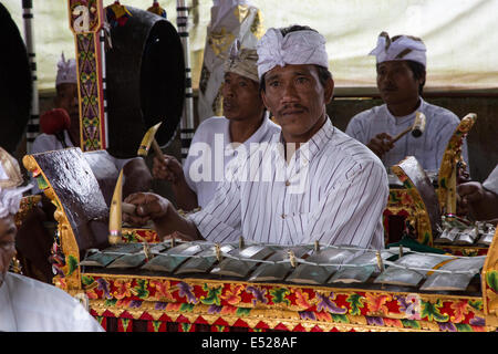 , Jatiluwih Bali, Indonésie. Musicien jouant un Métallophone dans un orchestre de Gamelan, Luhur Bhujangga Waisnawa Temple Hindou. Banque D'Images