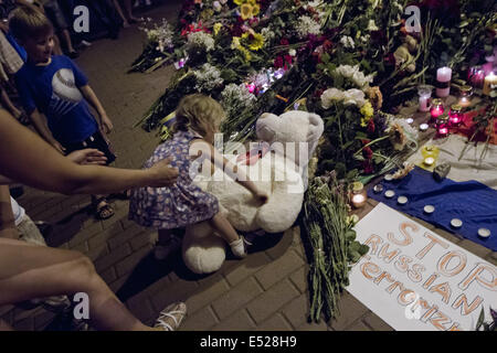 Kiev, Ukraine. 17 juillet, 2014. Kid apporte son ours en peluche l'Ambassade des Pays-Bas à Kiev pour se sentir victimes de Malaysia Airlines avion abattu par des terroristes pro-russe à Donbas. Avion de passagers de Malaysia Airlines MH17 transportant 295 personnes d'Amsterdam à Kuala Lumpur a été abattu jeudi sur une ville dans l'Est de l'Ukraine. Credit : Sergii Kharchenko/NurPhoto/ZUMA/Alamy Fil Live News Banque D'Images