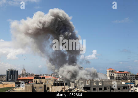 La ville de Gaza, Territoires palestiniens. 18 juillet, 2014. Ce que les témoins suivants s'élève fume a dit, c'est une frappe aérienne israélienne dans la ville de Gaza . Israël a lancé une campagne de masse à Gaza après 10 jours de bombardements de l'air et la mer n'a pas réussi à arrêter les attaques de roquettes des militants, l'intensification de l'offensive qui a déjà payé un lourd tribut en vies humaines. Les habitants de Gaza et médicales ont fait état d'un intense bombardement le long de la frontière orientale de la ville méridionale de Rafah pour le nord de la bande. Credit : ZUMA Press, Inc./Alamy Live News Banque D'Images