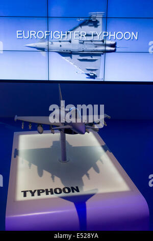 BAE Systems Typhoon jet fighter présentation modèle, exposé au salon de Farnborough, Angleterre. Banque D'Images