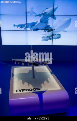 BAE Systems Typhoon jet fighter présentation modèle, exposé au salon de Farnborough, Angleterre. Banque D'Images