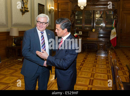 La ville de Mexico, Mexique. 18 juillet, 2014. Documentation - le ministre allemand des affaires étrangères, Frank-Walter Steinmeier (L) rencontre le président du Mexique Enrique Penas Nieto dans la ville de Mexico, Mexique, 18 juillet 2014. Steinmeier est accompagné au cours de sa visite de trois jours par un groupe de représentants d'entreprises. Photo : Thomas Koehler/ photothek.net/dpa (ATTENTION : utiliser uniquement dans le cadre de rédaction du rapport actuel et obligatoires : 'crédit photo : Thomas Koehler/ photothek.net/dpa')/dpa/Alamy Live News Banque D'Images