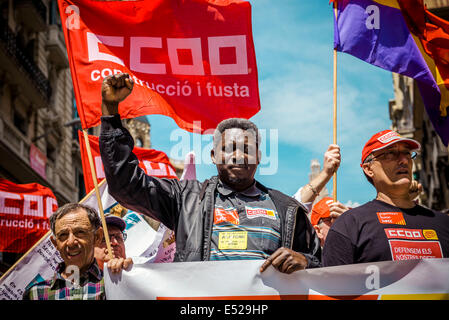 Barcelone, Espagne. 1er mai 2014. Un manifestant crie des slogans comme il marche au cours de la manifestation de la fête du travail à Barcelone - appelée par le maire les syndicats CC.OO et UGT, environ 70,000 mars dans le centre-ville de Barcelone, dans une ambiance festive, pour protester contre la troïka, les mesures d'austérité et le gouvernement et demander plus de l'emploi, plus de conventions et de meilleurs salaires. © Matthias Rickenbach/ZUMA/ZUMAPRESS.com/Alamy fil Live News Banque D'Images