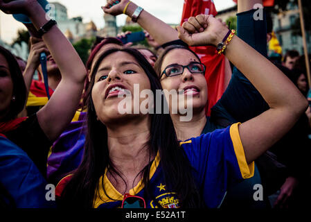 Jun 2, 2014 - Barcelone, Espagne - Un protestataire républicain crie des slogans contre la monarchie espagnole à Barcelone - Des milliers de personnes se sont rassemblées pour protester contre la Catalogne Barcelone carré pour un référendum sur l'indépendance de la Catalogne et la forme future du gouvernement espagnol que le roi d'Espagne Juan Carlos est d'abdiquer après un règne de 38 ans en faveur des fils Felipe. (Crédit Image : © Matthias Rickenbach/ZUMA/ZUMAPRESS.com) fil Banque D'Images