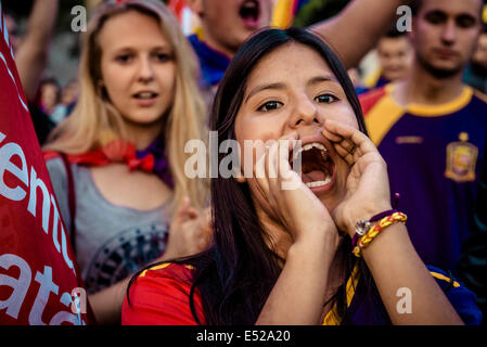 Jun 2, 2014 - Barcelone, Espagne - Un protestataire républicain crie des slogans contre la monarchie espagnole à Barcelone - Des milliers de personnes se sont rassemblées pour protester contre la Catalogne Barcelone carré pour un référendum sur l'indépendance de la Catalogne et la forme future du gouvernement espagnol que le roi d'Espagne Juan Carlos est d'abdiquer après un règne de 38 ans en faveur des fils Felipe. (Crédit Image : © Matthias Rickenbach/ZUMA/ZUMAPRESS.com) fil Banque D'Images