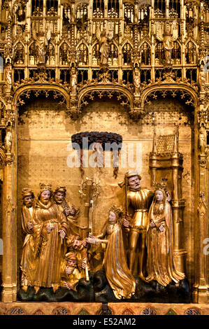 Le retable des Saints et des Martyrs de la fin du XIVe siècle (1390), un chef-d'œuvre de l'art gothique international flamand sculpté par Jacques de Baerze avec des panneaux peints par Melchior Broederlam, Musée des Beaux-Arts de Dijon, Bourgogne, France. Banque D'Images