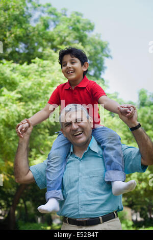 Grand-père avec son petit-fils sur ses épaules Banque D'Images