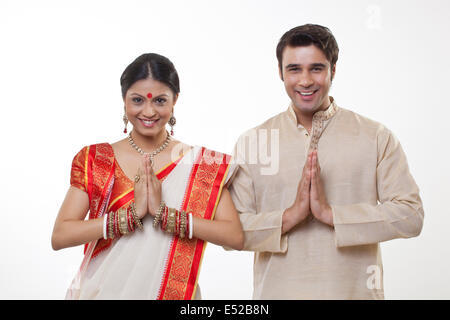 Portrait d'un couple Bengali greeting Banque D'Images