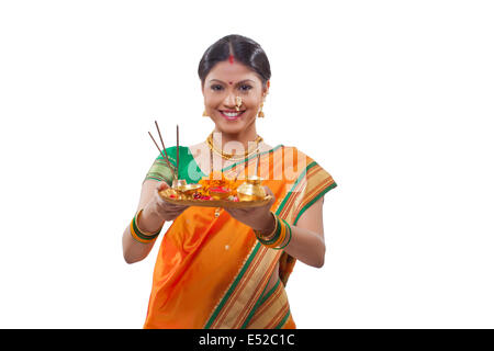 Portrait d'une femme tenant une puja Maharashtrian thali Banque D'Images