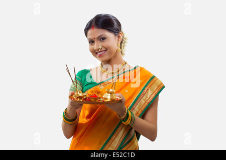 Portrait d'une femme tenant une puja Maharashtrian thali Banque D'Images