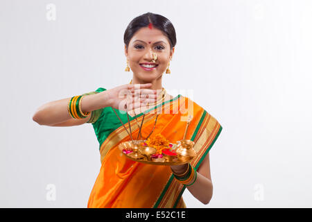 Portrait d'une femme tenant une puja Maharashtrian thali Banque D'Images