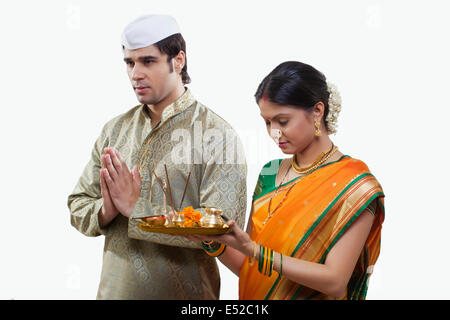 Couple Maharashtrian priant Banque D'Images