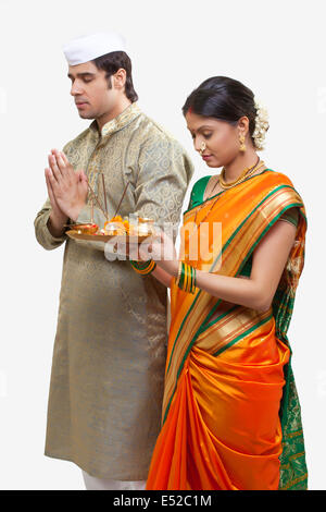 Couple Maharashtrian priant Banque D'Images