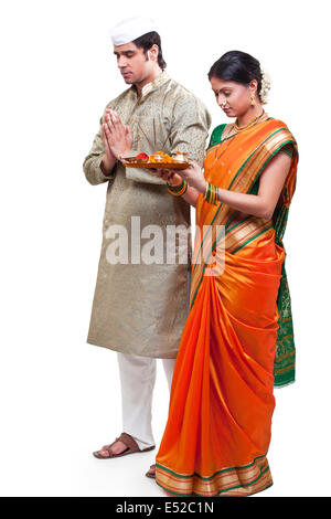 Couple Maharashtrian priant Banque D'Images