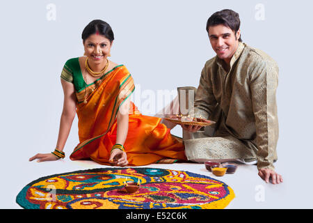 Portrait de couple Maharashtrian diyas mise sur rangoli Banque D'Images
