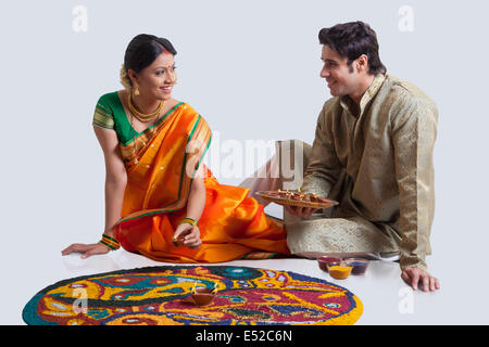 Couple Maharashtrian diyas mise sur rangoli Banque D'Images