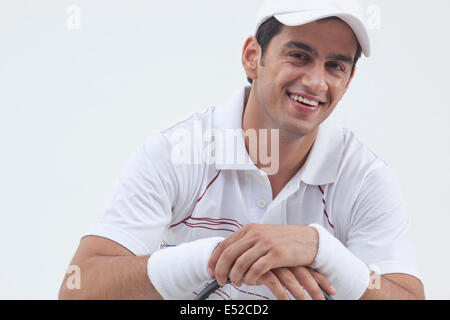 Portrait of male tennis player avec fond gris plus isolés de raquette Banque D'Images