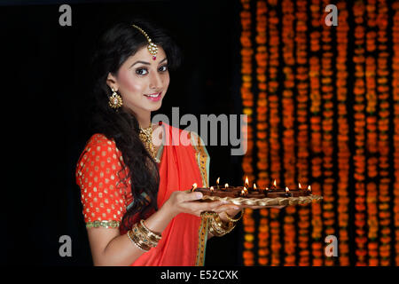 Portrait of a woman holding a tray de diyas Banque D'Images