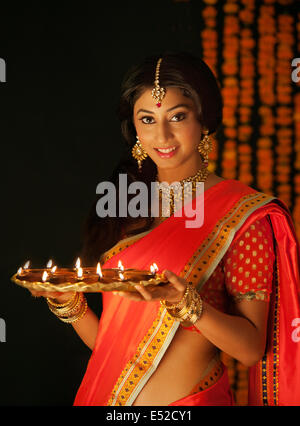 Portrait of a woman holding a tray de diyas Banque D'Images