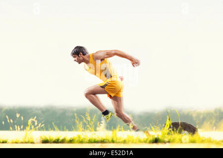 Photo de profil young male runner fonctionnant à l'extérieur Banque D'Images