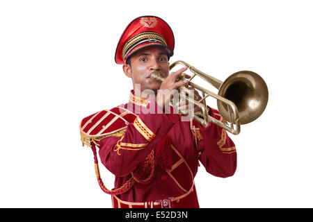 Portrait d'un chef de musique jouant de la trompette Banque D'Images