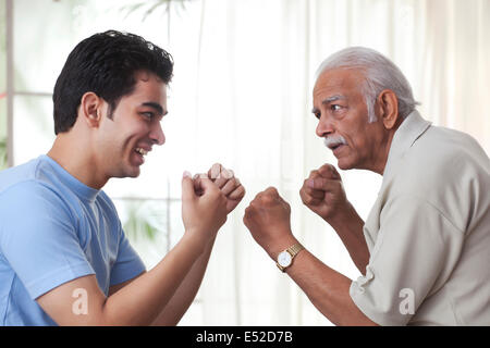 Grand-père boxe avec petit-fils Banque D'Images