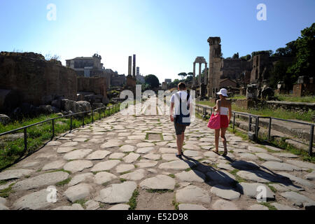 Italie, Rome, Forum romain, touristes marchant le long de la via Sacra (rue sacrée) Banque D'Images