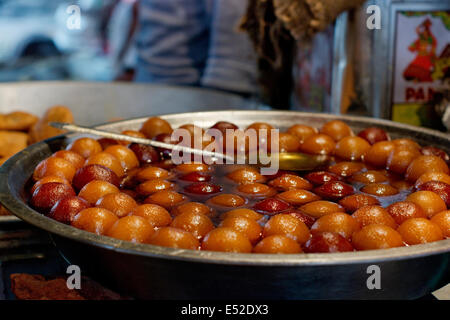 Close-up of delicious Jamun Gulab sur l'affichage in stall Banque D'Images