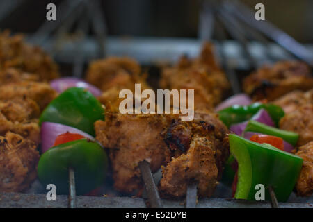 Close-up de poulet et les légumes étant cuit Banque D'Images