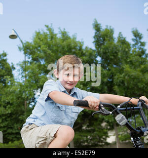 Un jeune garçon d'une bicyclette. Banque D'Images