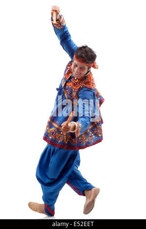 Heureux jeune homme dans l'exécution de l'usure traditionnelle Dandiya Rass sur fond blanc Banque D'Images