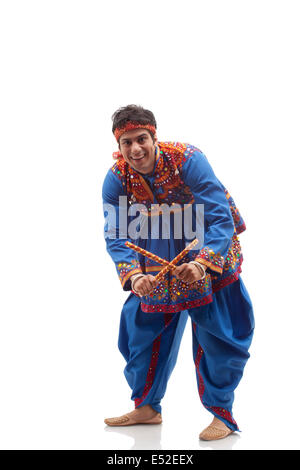 Portrait of happy young man in kedia et dhoti de Dandiya Rass sur fond blanc Banque D'Images